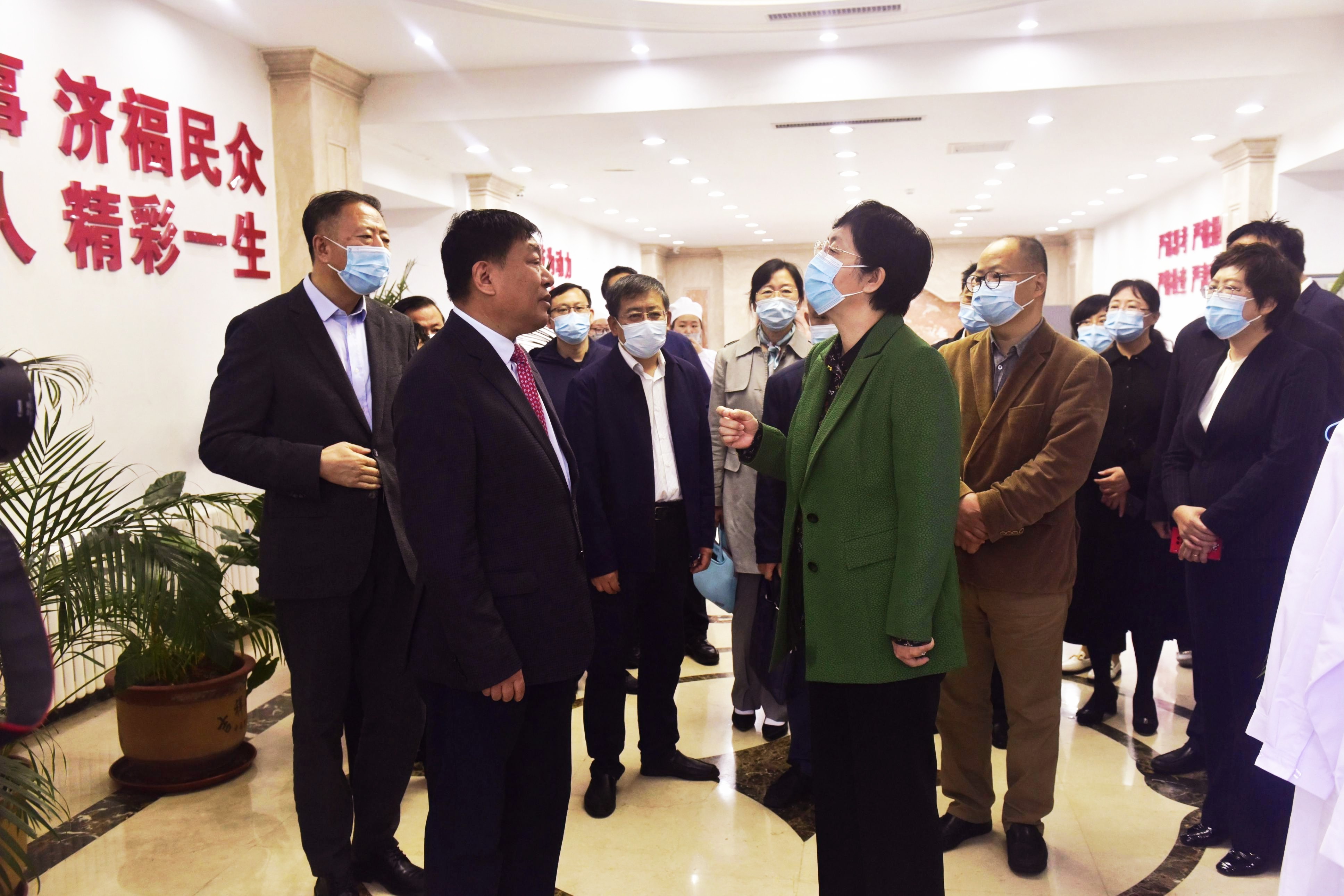 國家藥品監(jiān)督管理局局長、農(nóng)工黨中央副主席焦紅來吉林省北藥藥材加工有限公司調(diào)研考察